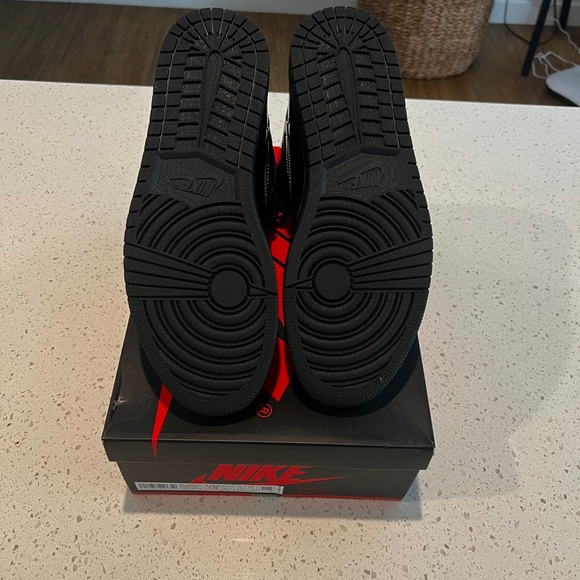 Jordan 1 Retro High Black Metallic Gold - Picture 5 of 5